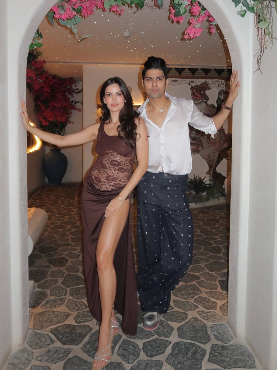 दरम्यान, नताशा या फोटोंमध्ये आपल्या मित्र-मैत्रिणींमध्ये डान्स करताना दिसत आहे. काही फोटोंमध्ये तिला आलेले शुभेच्छा संदेश, पुष्पगुच्छादेखील दिसत आहेत. एका फोटोमध्ये तिच्या आणि हार्दिकच्या मुलाने दिलेल्या वाढदिवसाच्या शुभेच्छांचाही फोटोही तिने पोस्ट केला आहे. (फोटो सौजन्य- इन्स्टाग्राम)