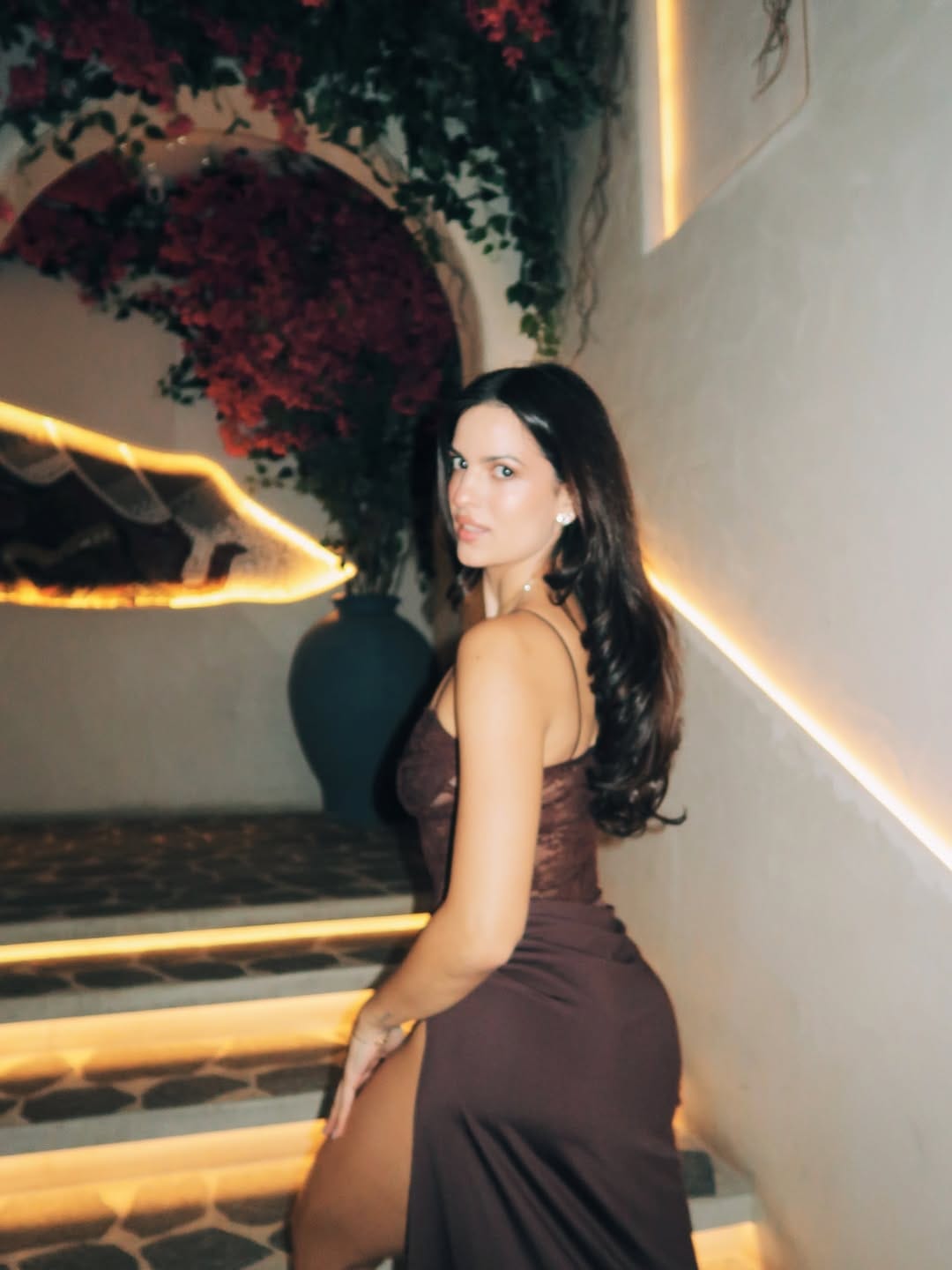 या फोटो आणि व्हिडीओची सगळीकडेच चर्चा होत आहे. हे फोटो नेमके कधीचे आहेत, हे स्पष्ट झालेले नाही. परंतु नताशा या फोटोंमध्ये आपल्या मित्रमंडळींसोबत आनंद लुटताना दिसत आहे. यात तिचे काही पुरुष मित्रही आहेत. ती त्यांच्यासोबत डान्स करताना दिसत आहे. नाताशाचा नुकताच वाढदिवस झाला. तिच्या वाढदिवसाच्या पार्टीचे हे फोटो असल्याचे म्हटले जात आहे. (फोटो सौजन्य- इन्स्टाग्राम)