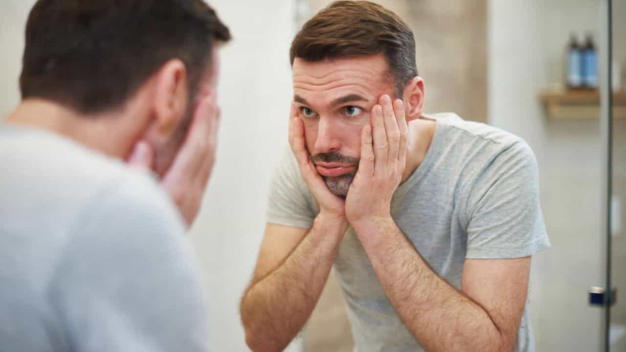 Premature Ageing : या 8 सवयी तुम्हाला वेळे आधीच वाधर्क्य आणतात, आठवी सवय तर सर्वात घातक