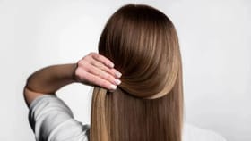 नॅच्युरल रेशमी आणि चमकदार केस हवेत? तर केसांना लावा हे ....