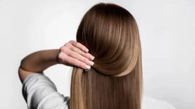 नॅच्युरल रेशमी आणि चमकदार केस हवेत? तर केसांना लावा हे घरगूती नैसर्गिक हेअर जेल