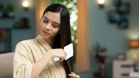 उन्हाळ्यात शॅम्पू न करताही तेलकट केसांपासून मिळवा सुटका, हे उपाय करा