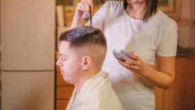 केसांना हेअर डाय लावत असाल तर सावधान! होऊ शकते गंभीर नुकसान