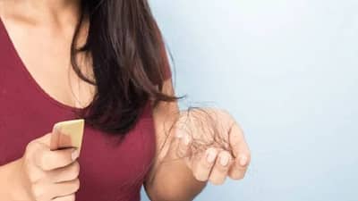 केस गळतीच्या समस्या कमी करण्यासाठी नैसर्गिकरित्या काय उपाय करावे?