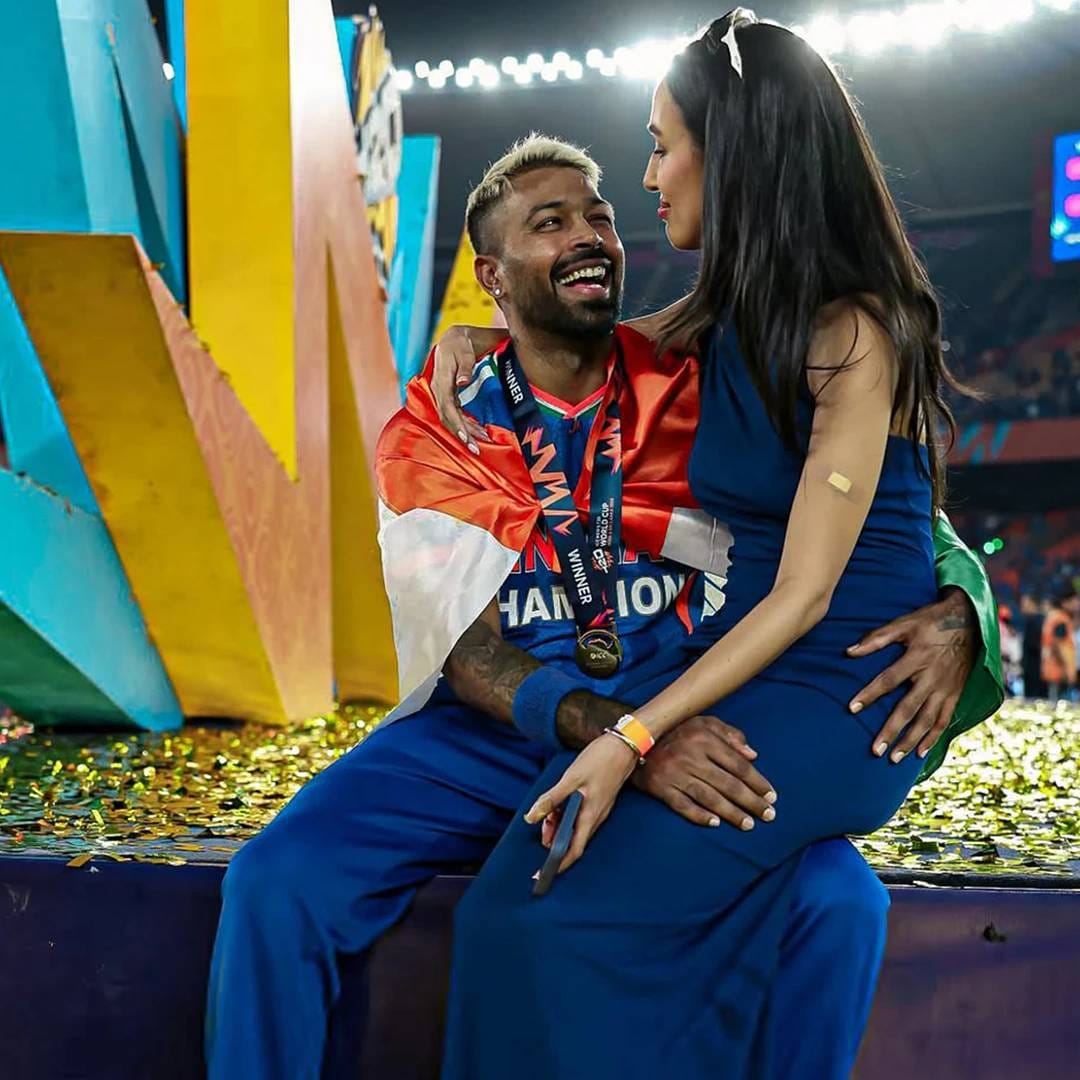  हार्दिक-माहिकाच्या रोमान्सची चर्चा असताना फॅन्सना हे जाणून घ्यायचं आहे की, हार्दिकची लेडी लव माहिका कोण आहे? आणि काय करते? माहिका शर्मा इंडियन फॅशन इंडस्ट्रीमधील मोठं नाव आहे. माहिकाने इकोनॉमिक्स आणि फायनान्समध्ये ग्रॅज्युएशनची डिग्री घेतली.  मॉडलिंग आणि अभिनयात आपलं करिअर बनवलं. 