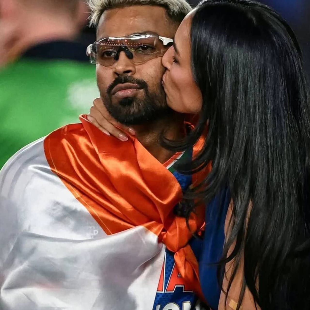 हार्दिक वर्ल्ड कप विजयानंतर मैदानातच माहिका शर्मासोबत खुल्लम-खुल्ला रोमँटिक होताना दिसला. मैदानात कधी माहिकाला मिठी मारुन आनंद साजरा करताना दिसला. कधी दोघे KISS करताना दिसले. त्यांच्या केमिस्ट्रीची सोशल मीडियावर चर्चा आहे. 