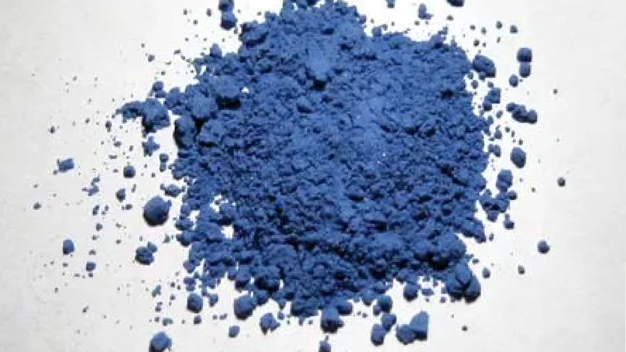 ‘अल्ट्रामरीन’ हा शब्द लॅटिनमधील ‘अल्ट्रामाराइन्स’ या शब्दापासून आला आहे, ज्याचा अर्थ ‘समुद्राच्या पलीकडून आलेला’ असा होतो. कारण हा दगड युरोपमध्ये उपलब्ध नव्हता आणि तो आशियातून आयात करावा लागत असे. त्यामुळे त्याची किंमत प्रचंड जास्त होती.