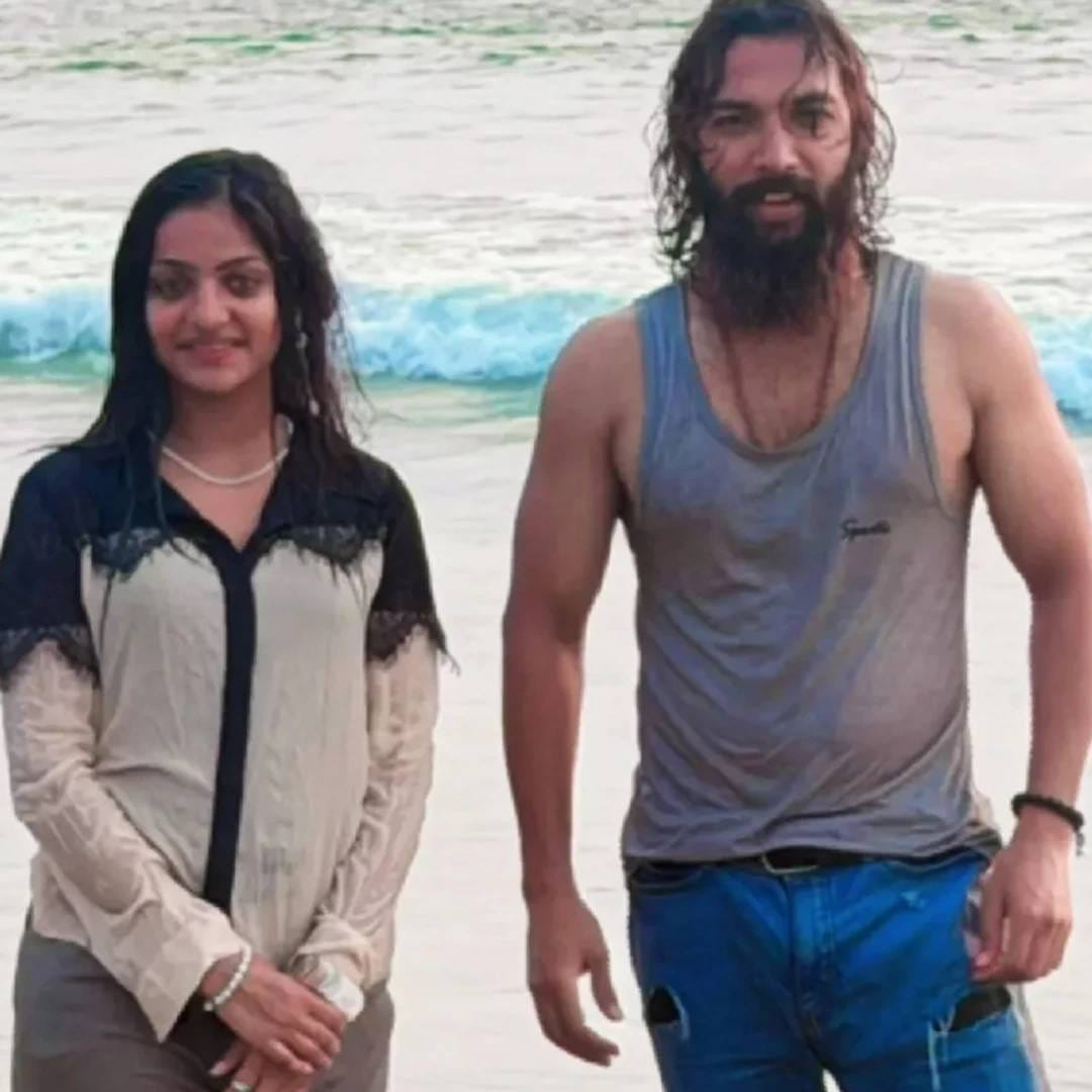 दोघांनी कॅमेऱ्यासाठी पोज दिली आहे. समुद्राच्या लाटांचा दोघे आनंद घेत आहेत. मोनालिसा शर्ट आणि पॅन्टमध्ये दिसतेय. पती फरमान बनियान आणि जीन्समध्ये आहे.