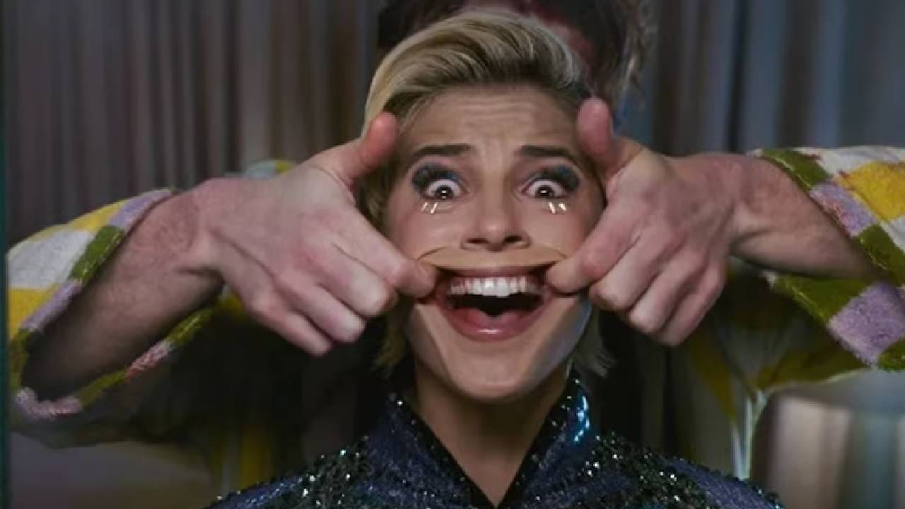 आम्ही बोलत आहोत 'स्माइल २' चित्रपटाबद्दल, जो सध्या नेटफ्लिक्स वर टॉप ट्रेंडिंगमध्ये आहे. हा २०२२ च्या सुपरहिट 'स्माइल' चा सीक्वेल आहे. या चित्रपटामध्ये नाओमी स्कॉट, रोजमेरी डेविट आणि काइल गॅलनर यांसारख्या कलाकारांनी जबरदस्त काम केले आहे. ऑक्टोबर २०२४ मध्ये थिएटरमध्ये रिलीज झाल्यानंतर दर्शक आणि समीक्षकांकडून चांगली प्रतिक्रिया मिळाली होती.