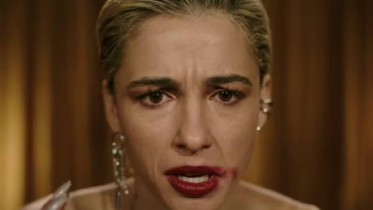 'स्माइल २' ची कथा ग्लोबल पॉप स्टार स्काय रिले (नाओमी स्कॉट) भोवती फिरते. एका भयानक अपघातानंतर स्काय जेव्हा आपल्या कमबॅक टूरच्या तयारीत असते, तेव्हा एक भयंकर सावली तिच्या मागे लागते. ड्रग डीलरला क्रूरपणे आत्महत्या करताना पाहिल्यानंतर हा श्राप स्कायवर येतो. बॉयफ्रेंड पॉलच्या मृत्यूच्या दुःखात आणि जुन्या जखमांशी झगडत असलेल्या स्कायला भयानक भ्रम होऊ लागतात, जे तिला तिच्या भूतकाळातील काळ्या सत्याचा सामना करण्यास भाग पाडतात.