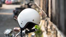 हेल्मेटला कुबट वास येतोय? फक्त 15 मिनिटांत होईल चकाचक, एकदा जुगाड कराच.