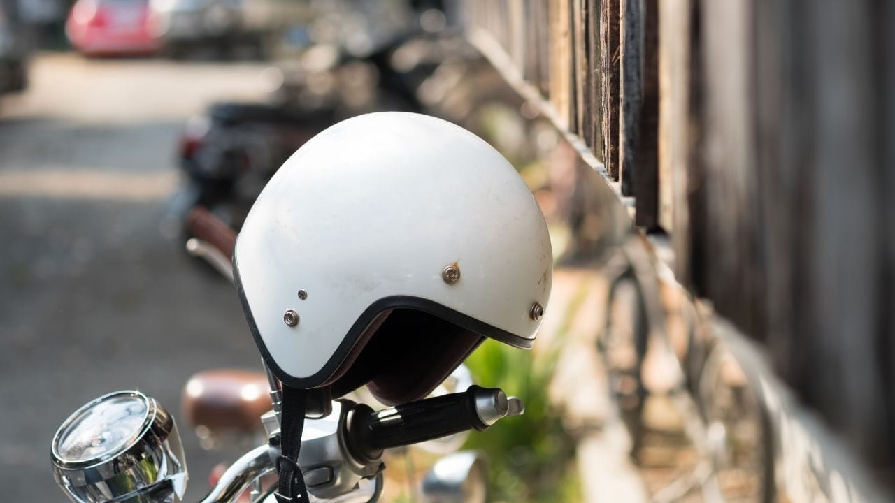 त्यानंतर एका टबमध्ये कोमट पाणी घेऊन त्यात थोडा शॅम्पू मिसळा. त्यात पॅडिंग १५ ते २० मिनिटे भिजत ठेवा. यामुळे त्यातील घाम आणि तेलकटपणा मऊ होईल. त्यानंतर हलक्या हाताने पॅडिंग दाबा. ते जास्त जोरात पिळू नका किंवा वॉशिंग मशीनमध्ये टाकू नका. कारण यामुळे त्यातील फोमचा आकार बिघडू शकतो. यानंतर शेवटी स्वच्छ पाण्याने फेस पूर्णपणे जाईपर्यंत धुवा.