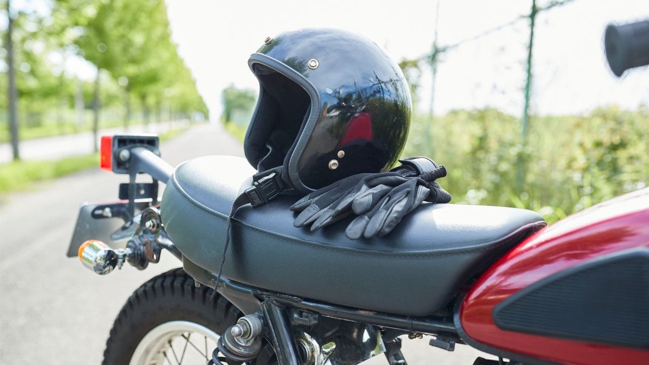 हा संपूर्ण भाग पूर्णपणे कोरडा झाल्याशिवाय हेल्मेट एकत्र जोडू नका, अन्यथा पुन्हा कुबट वास येऊ शकतो. हे सर्व भाग पूर्णपणे कोरडे झाल्यानंतर पुन्हा व्यवस्थित जागेवर बसवा. यानंतर तुम्ही तुमचे हेल्मेट पुन्हा नव्याप्रमाणे वापरु शकता.