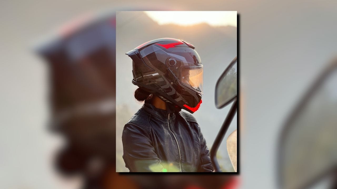 ओले पॅडिंग आणि हेल्मेट कधीही थेट कडक उन्हात किंवा हेअर ड्रायरने वाळवू नका. कडक उष्णतेमुळे हेल्मेटमधील ईपीएस (EPS) लाईनर खराब होऊ शकतो. पॅडिंग पंख्याखाली किंवा सावलीत नैसर्गिकरित्या सुकू द्या.