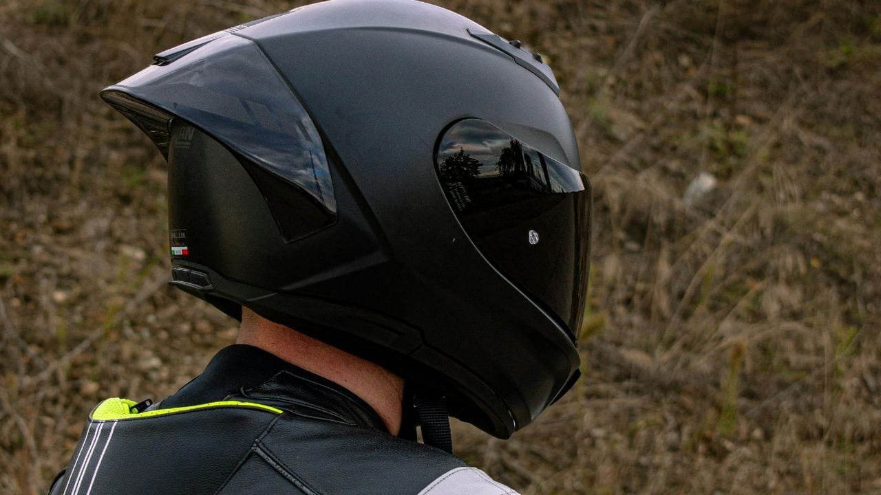 हल्ली बऱ्याच नवीन हेल्मेटमध्ये आतील पॅडिंग आणि 'लाईनर' काढण्याची सोय असते. ते काळजीपूर्वक काढून घ्या. जर तुमच्या हेल्मेटमध्ये ही सोय नसेल, तर तुम्हाला संपूर्ण हेल्मेटच पाण्यात बुडवून धुवावे लागेल. पण यापूर्वी हेल्मेटची काच काढून ठेवा. जेणेकरुन ती घासली जाणार नाही.