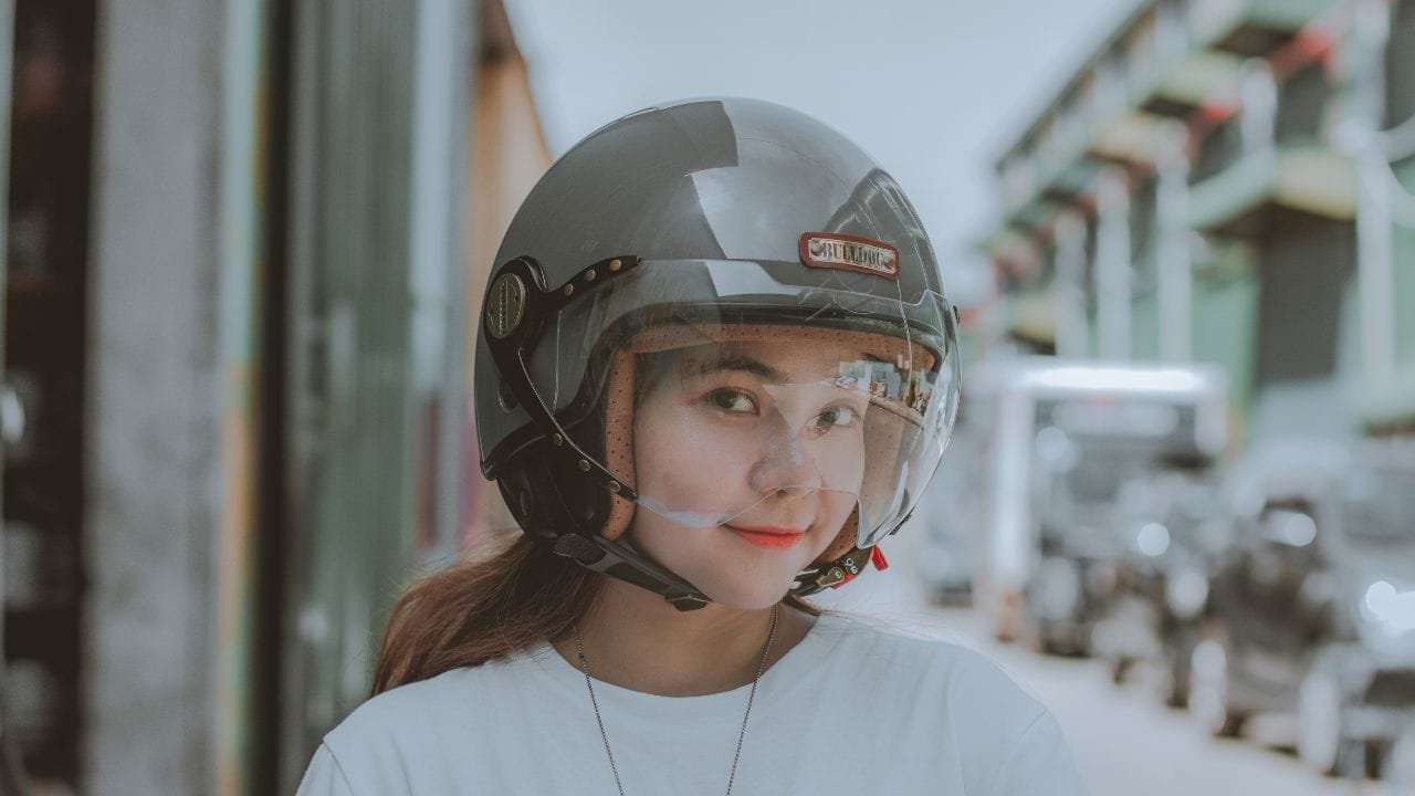 हेल्मेटच्या बाहेरील भागावर रस्ते आणि प्रदूषणाचे थर साचलेले असतात. त्यामुळे एका ओल्या कापडाने वरची धूळ पुसून घ्या. जिथे घाम किंवा चिखलाचे डाग वाळलेले असतील, तिथे ओला रुमाल ५ मिनिटे तसाच ठेवा. तसेच बारीक कोपऱ्यांमधील धूळ काढण्यासाठी मऊ टूथब्रशचा वापर करा.