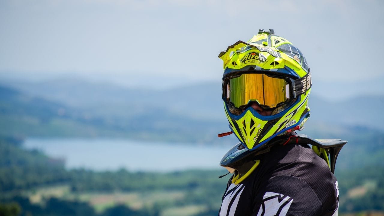 हेल्मेटची काच अतिशय नाजूक असते. या काचेवर सर्वात जास्त स्क्रॅच पडण्याची भीती असते. ती स्वच्छ करण्यासाठी कधीही पेपर टॉवेल किंवा खडबडीत कापड वापरू नका. फक्त मायक्रोफायबर कापडाचा वापर करा. जर काचेवर जास्त डाग असतील, तर त्यावर थोडे पाणी शिंपडून २ मिनिटे थांबा आणि मग हलक्या हाताने पुसा.