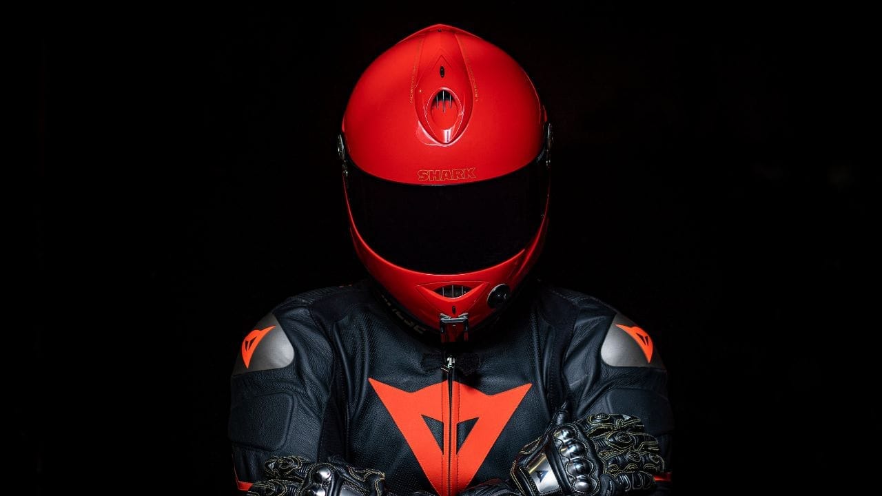 आपण अनेकदा बाहेरील काच पुसतो, पण आतील भागाकडे दुर्लक्ष करतो. जर तुम्हालाही तुमचे हेल्मेट दीर्घकाळ टिकवायचे असेल आणि त्यातील दुर्गंधी घालवायची असेल तर तुम्ही घरातच त्याची स्वच्छता करु शकता.