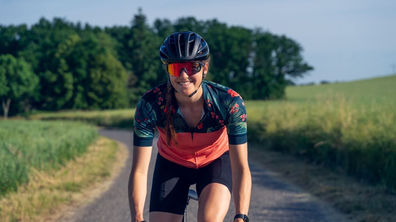 दुचाकी चालवताना सुरक्षिततेसाठी हेल्मेट घालणे अनिवार्य आहे. परंतु उन्हाळा असो वा पावसाळा, सततच्या वापरामुळे हेल्मेटमध्ये घाम, धूळ आणि डोक्यातील तेल साचते. यामुळे केवळ दुर्गंधीच येत नाही, तर टाळूला खाज सुटणे, पुरळ येणे किंवा केस गळतीसारख्या समस्या उद्भवू शकतात.