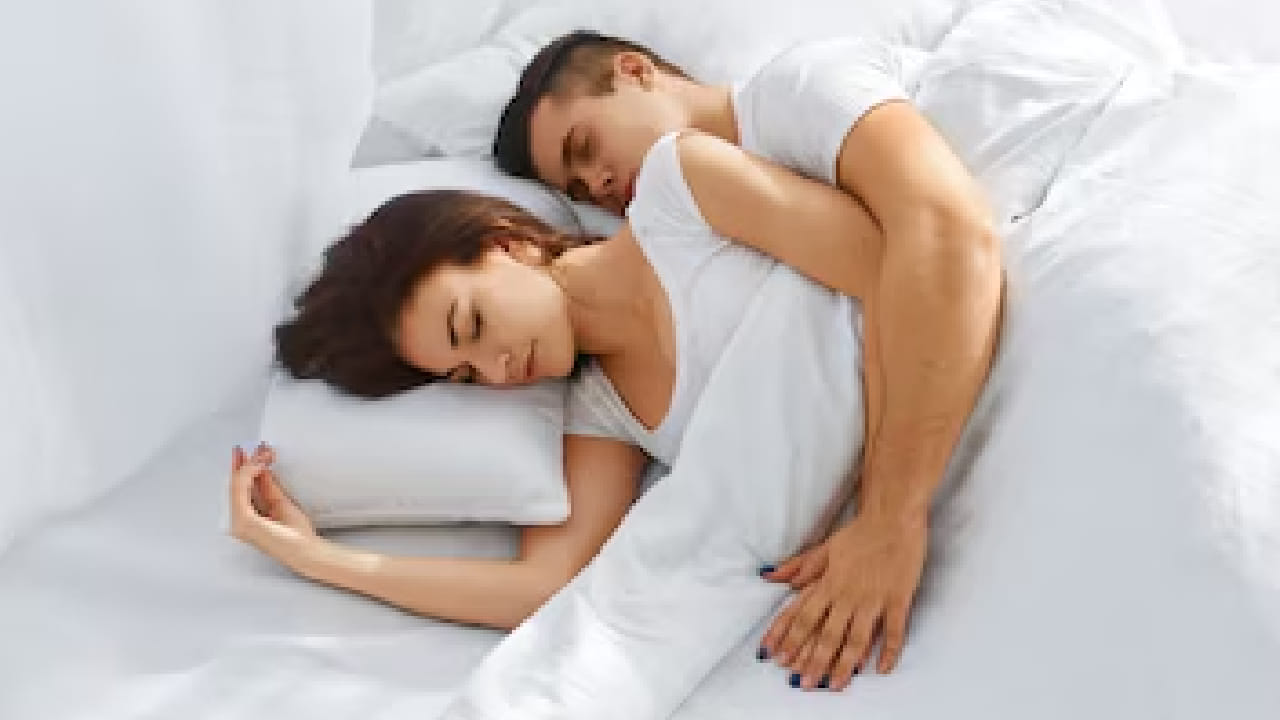  या नियमांचे पालन केल्यास वैवाहिक जीवन अधिक आनंदी राहते आणि घरात सुख-समृद्धी नांदते अशी मान्यता आहे. 