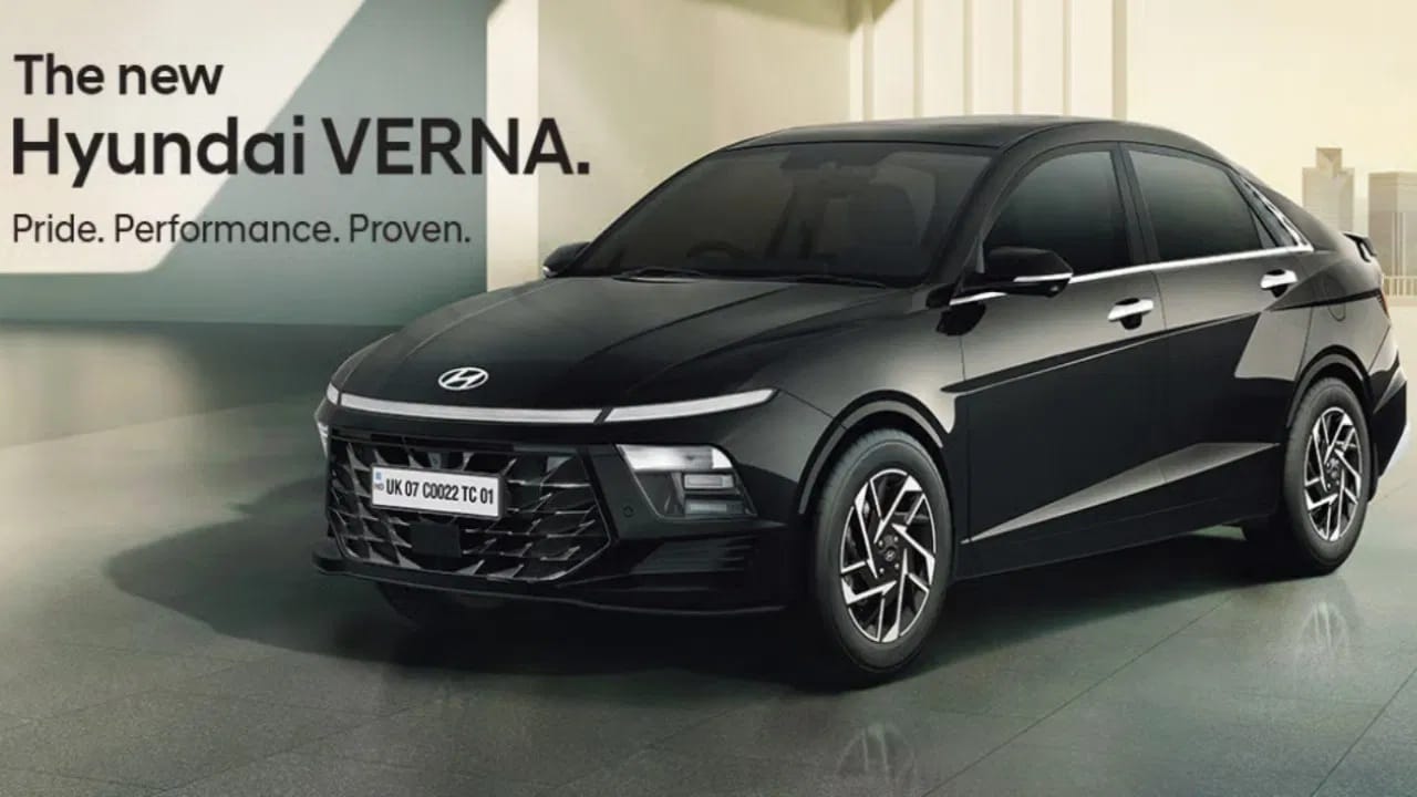 Hyundai Verna प्री-फेसलिफ्ट मॉडेलवर सध्या मोठी सूट