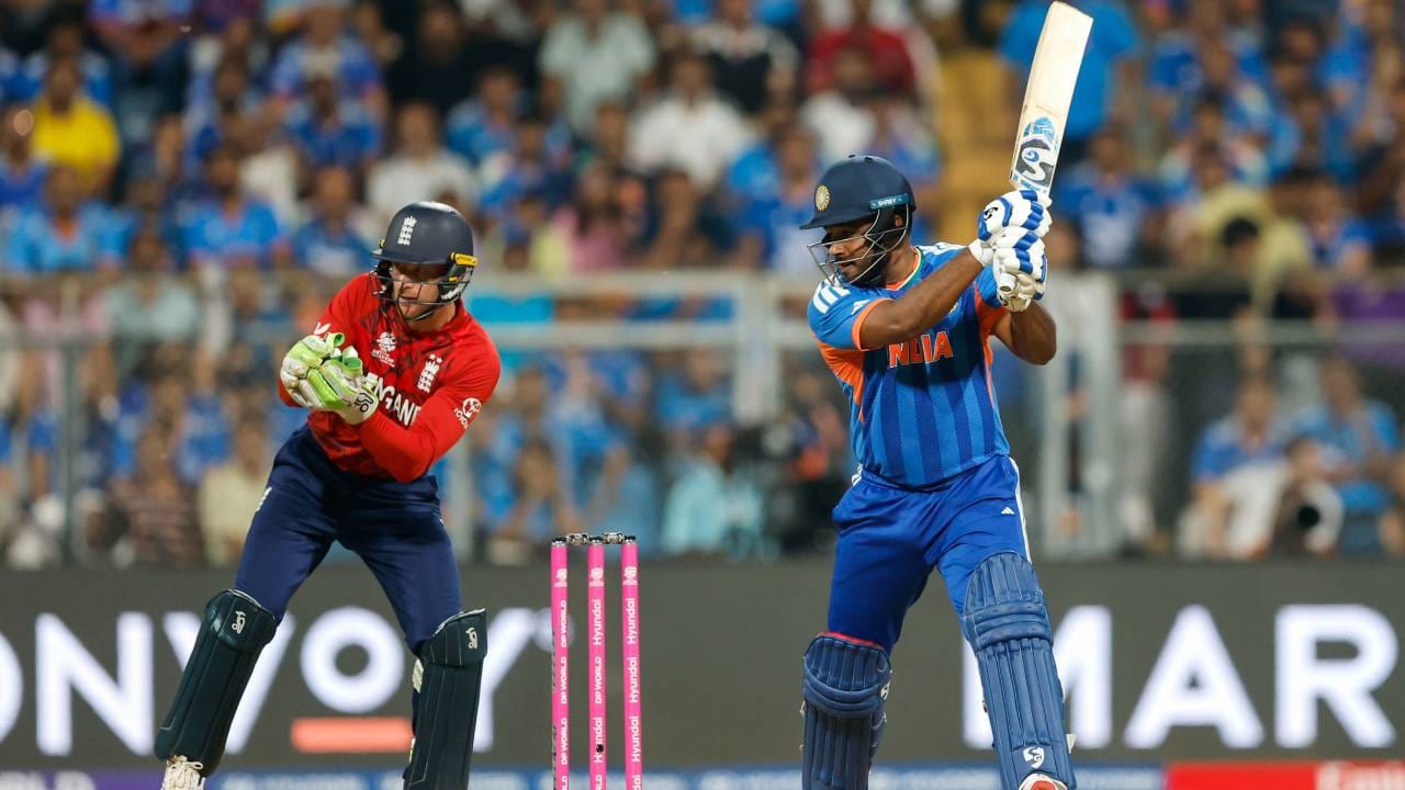 उपांत्य फेरीत भारतासमोर इंग्लंडचं आव्हान होतं. या सामन्यात भारताने प्रथम फलंदाजी करताना 253 धावा केल्या. या धावांचा पाठलाग करताना इंग्लंड विजयाच्या वेशीवर आलं होतं. पण निसटता पराभव झाला. भारताने हा सामना 7 धावांनी जिंकला आणि अंतिम फेरी गाठली. (Photo- BCCI Twitter)