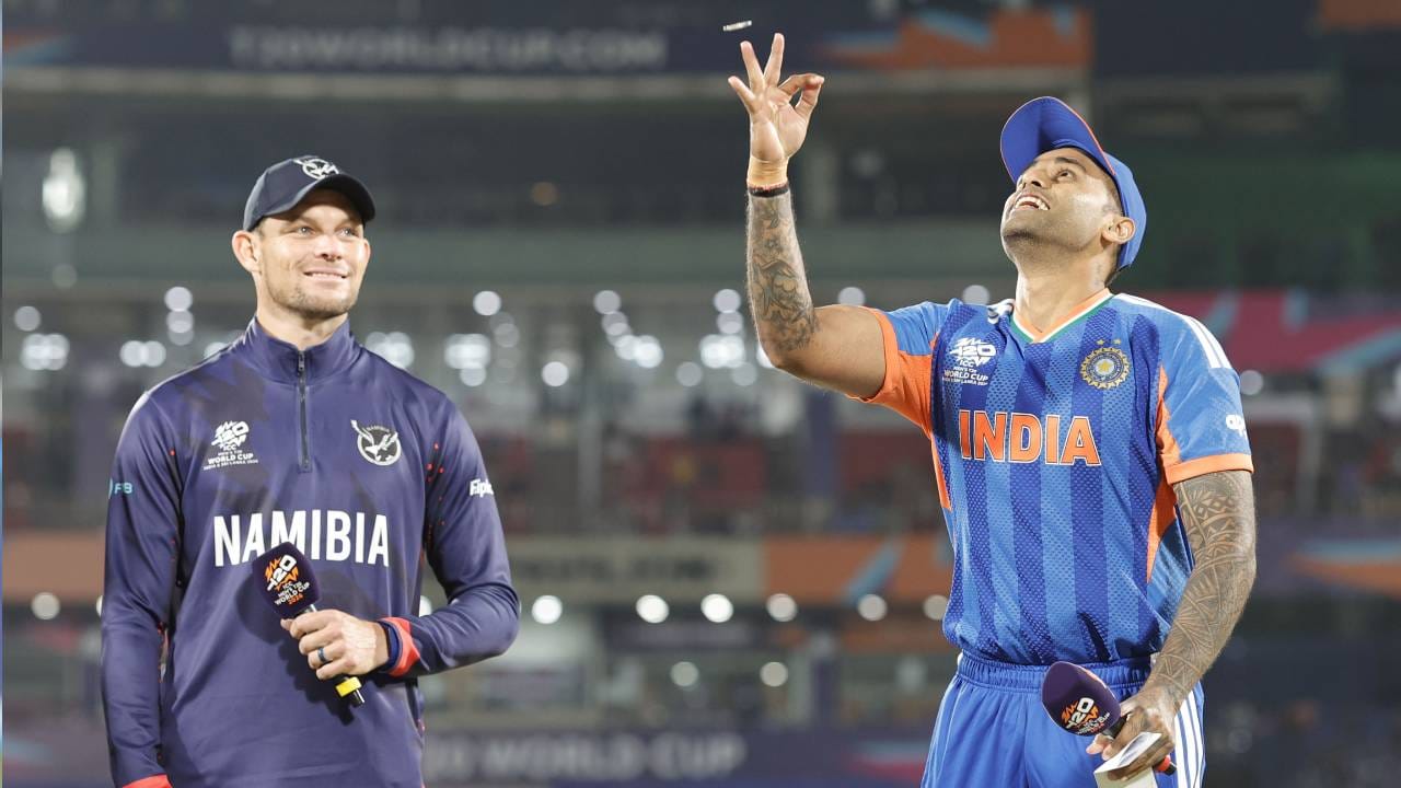 टी20 वर्ल्डकप स्पर्धेतील दुसरा सामना नामिबियाविरुद्ध झाला. या सामन्यात भारताने प्रथम फलंदाजी करताना 209 धावा केल्या. तसेच नामिबियाला 116 धावांवर सर्वबाद केलं. हा सामना भारताने 93 धावांनी जिंकला.(Photo- BCCI Twitter)