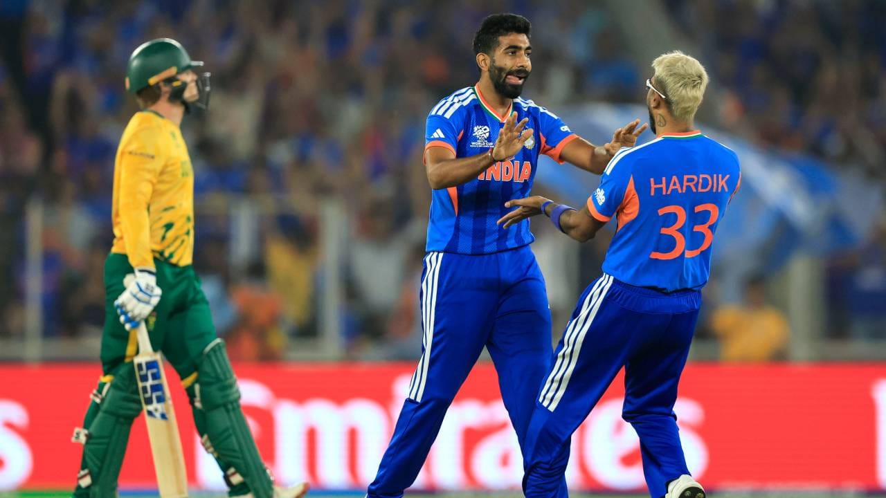 सुपर 8 फेरीतील पहिल्याच सामन्यात भारताला दक्षिण अफ्रिकेने दणका दिला. या सामन्यात दक्षिण अफ्रिकेने 187 धावा केल्या. पण भारताला फक्त 111 धावा करता आल्या. हा सामना भारताने 76 धावांनी गमावला. त्यामुळे नेट रनरेटचं गणित बिघडलं होतं. (Photo- BCCI Twitter)