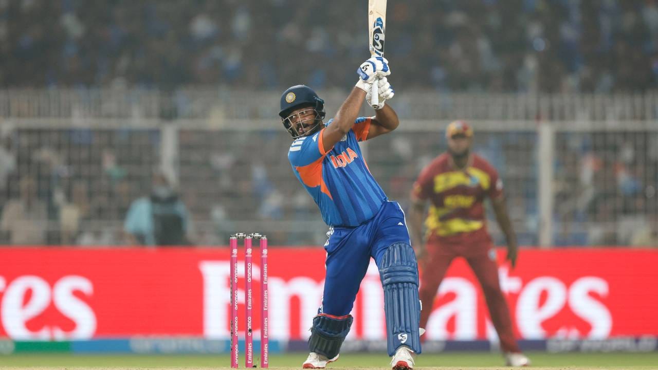 सुपर 8 मध्ये करो या मरोचा सामना किंवा उपांत्यपूर्व फेरीचा सामना म्हणा हा वेस्ट इंडिजविरुद्ध झाला. या सामन्यात वेस्ट इंडिजने 195 धावांचं लक्ष्य ठेवलं होतं. पण भारताने हे लक्ष्य 19.2 षटकात 5 गडी गमवून पूर्ण केलं. हा सामना जिंकून भारताने उपांत्य फेरी गाठली.(Photo- BCCI Twitter)