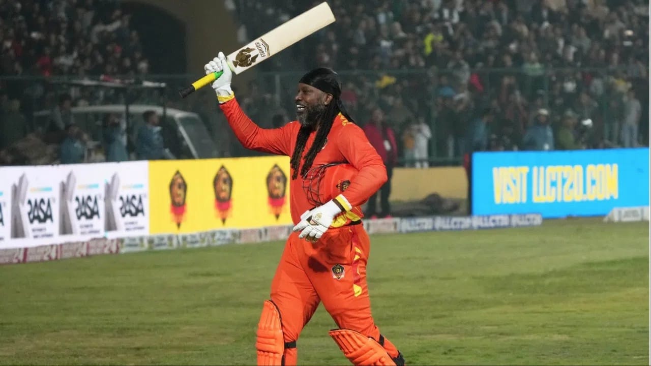 माजी फलंदाज ख्रिस गेल याच्या नावावर स्पर्धेच्या इतिहासातील एका डावात सर्वाधिक धावा करण्याचा विक्रम आहे. गेलने एका डावात 175 धावा केल्या होत्या. एका संघाला काही सामन्यांमध्ये 175 धावांपर्यंत पोहचता येत नाही. त्यामुळे एका फलंदाजाला 175 धावांची खेळी करणं अवघडच नाही तर अशक्यच आहे, असं म्हटलं तर चुकीचं ठरणार नाही. (Photo Credit: PTI)