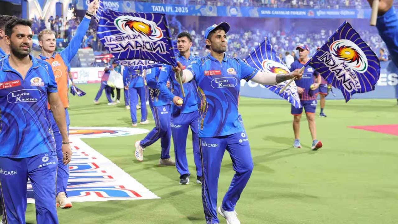 आयपीएल 2026 स्पर्धेला 28 मार्चपासून सुरूवात होणार आहे. या स्पर्धेसाठी दहाही संघ कसून सराव करत आहे. दोन महिने जेतेपदासाठी आता चुरस पाहायला मिळणार आहे. असं असताना या स्पर्धेत मोठा विजय मिळवणारा संघ कोणता? असा प्रश्न अनेकांना पडला आहे. (Photo- IPL/BCCI)