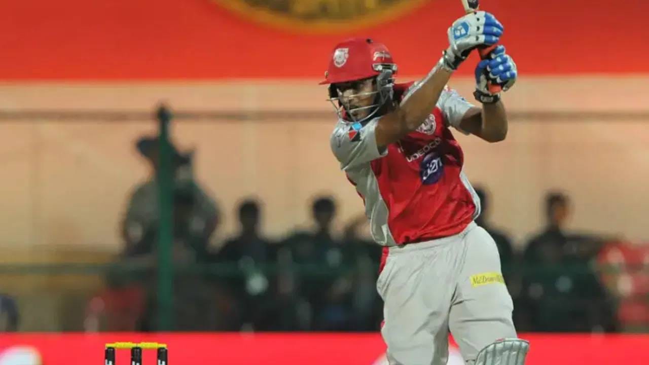 आयपीएलमध्ये 2012 मध्ये पंजाब किंग्सकडून खेळलेल्या यष्टीरक्षक-फलंदाज नितीन सैनीनेही कधीही षटकार मारलेला नाही. या लीगमध्ये 10 सामने खेळलेल्या सैनीने 140धावा केल्या. पण षटकार काही मारता आला नाही. त्यामुळे त्याचं नाव या यादीत नोंदवलं गेलं आहे.(फोटो- टीव्ही 9 कन्नडवरून) 