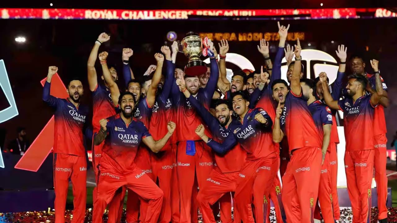 सर्वाधिक धावांनी विजय मिळवणाऱ्या संघांच्या यादीत आरसीबीचा संघ दुसर्या स्थानावर आहे. आरसीबीने 2016 मध्ये गुजरात लायन्स संघाला 144 धावांनी नमवलं होतं. तेव्हा आरसीबीने 248 धावांचं लक्ष्य ठेवलं होतं. (Photo- IPL/BCCI)