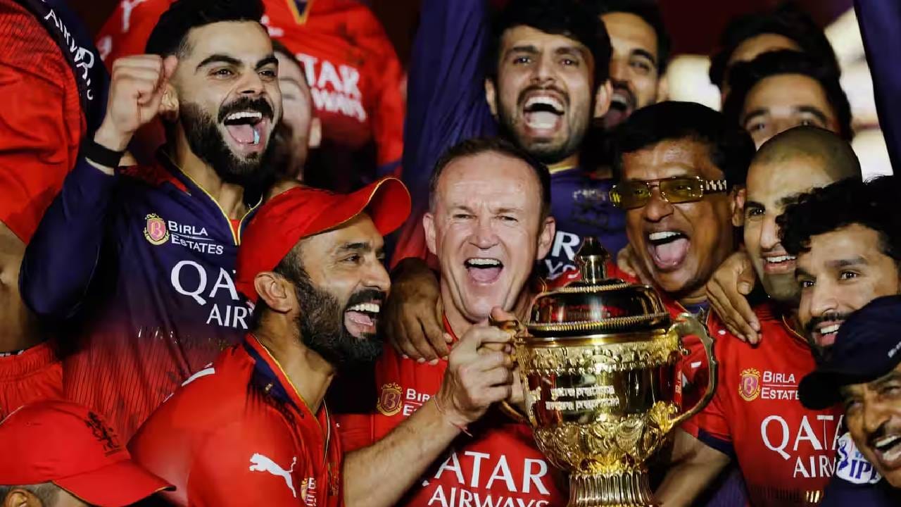 आरसीबीचा संघ या यादीत चौथ्या पाचव्या क्रमांकावर आहे. 2015 मध्ये किंग्स इलेव्हन पंजाबला 138 धावांनी, तर 2013 मध्ये पुणे वॉरियर्स संघाला 130 धावांनी नमवलं होतं. 2013 मध्ये आरसीबीने 263 धावा केल्या होत्या. (Photo- IPL/BCCI)