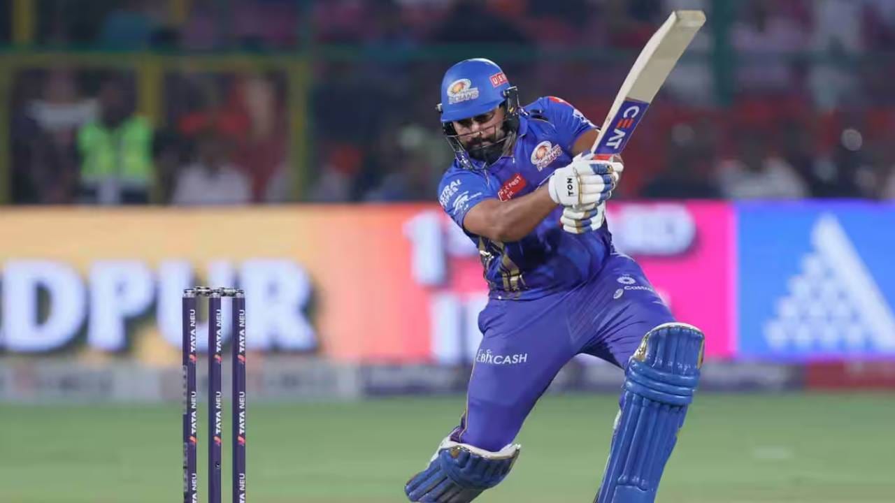 आयपीएल 2026 स्पर्धेत रोहित शर्माने शून्यावर बाद होणं टाळणं गरजेचं आहे. कारण या पर्वात दोन वेळा शून्यावर बाद झाल्यास त्याच्या नावावर नकोसा विक्रम नोंदवला जाईल. मुंबई इंडियन्ससाठी खेळताना मागच्या पर्वात रोहित शर्माने चांगली कामगिरी केली होती. पण या वेळी काळजी घ्यावी लागणार आहे. (Photo- IPL/BCCI)