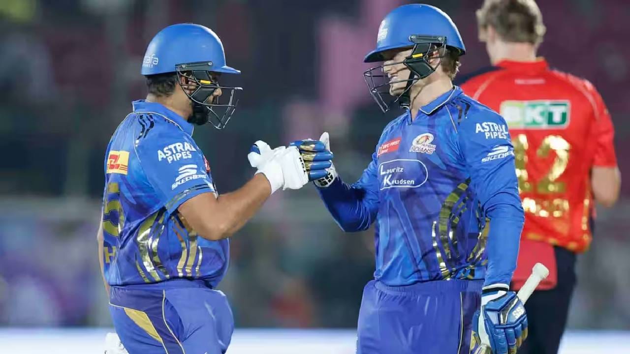 पंजाब किंग्सने ग्लेन मॅक्सवेलला करारमुक्त केलं, तसेच त्याने या स्पर्धेतून माघार घेतली. त्यामुळे या स्पर्धेत आता खेळणार नाही हे स्पष्ट आहे. तर दिनेश कार्तिकने आधीच आयपीएलमधून निवृत्ती जाहीर केली आहे. त्यामुळे रोहित शर्माला या लाजिरवाण्या विक्रमांच्या यादीत अव्वल स्थानी पोहोचण्याची शक्यता आहे. (Photo- IPL/BCCI)