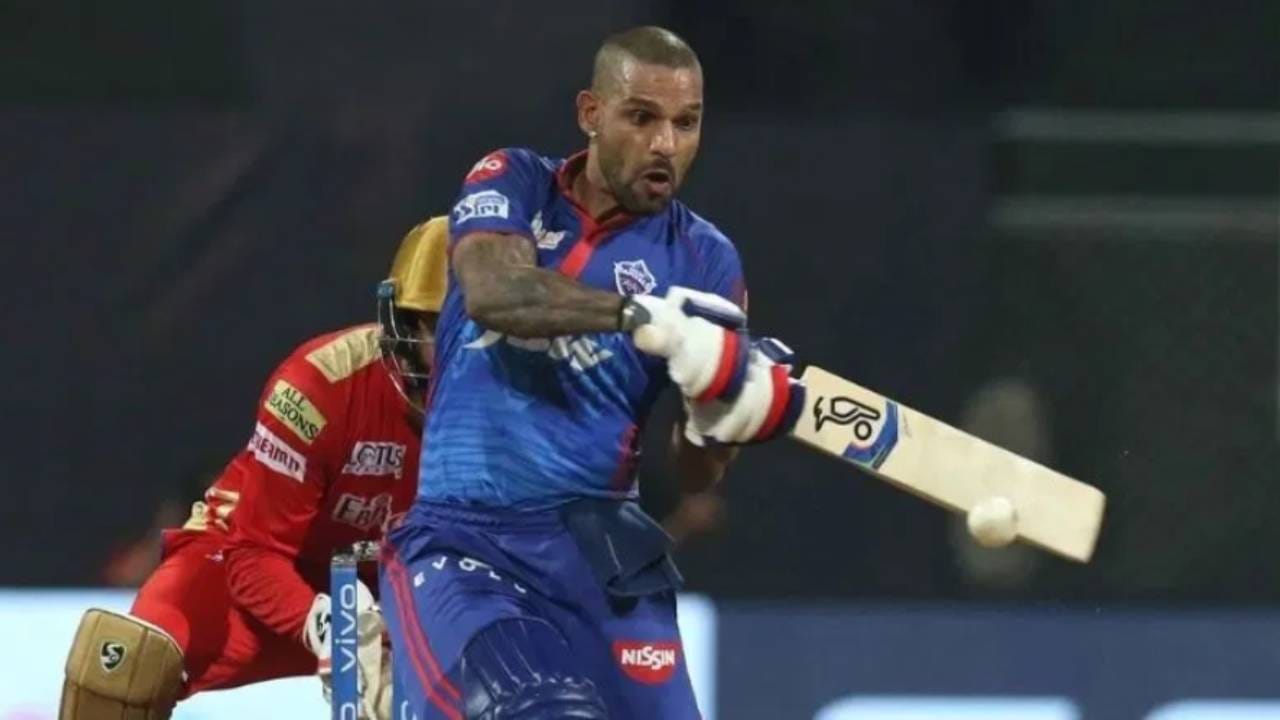 टीम इंडियाचा माजी सलामीवर शिखर धवन या यादीत गौतम गंभीरसोबत आहे. शिखर धवन 2008 ते 2024 या कालावधीत आयपीएल खेळला. यात 16 वेळा धावचीत होण्याचा नकोसा रेकॉर्ड नावावर केला आहे. (Photo- IPL/BCCI) 