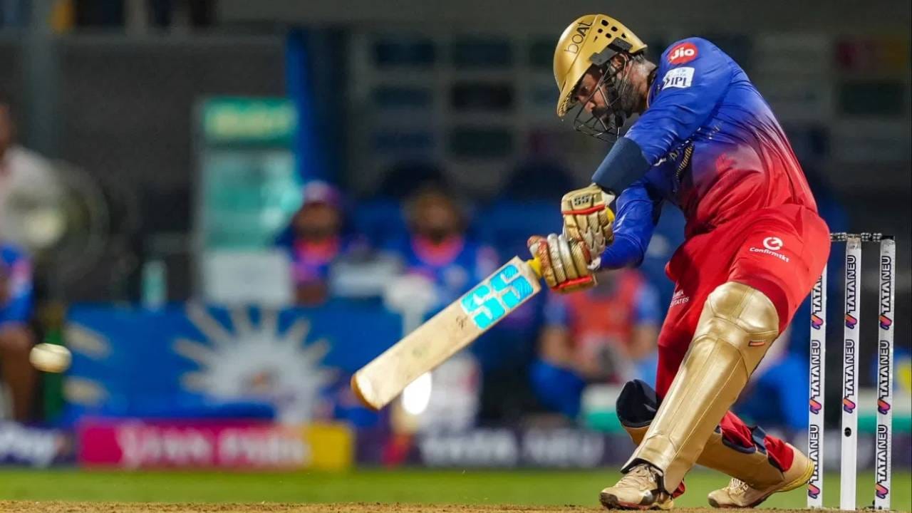 रनआऊट होणाऱ्या खेळाडूंच्या यादीत दिनेश कार्तिक दुसऱ्या स्थानी आहे. आयपीएल 257 सामन्यात दिनेश कार्तिक 15वेळा धावचीत झाला आहे. दिनेश कार्तिक फिनिशरची भूमिका बजावतो. त्यामुळे शेवटच्या षटकात झटपट धाव घेण्याच्या नादात विकेट गमावली आहे. (Photo: PTI)