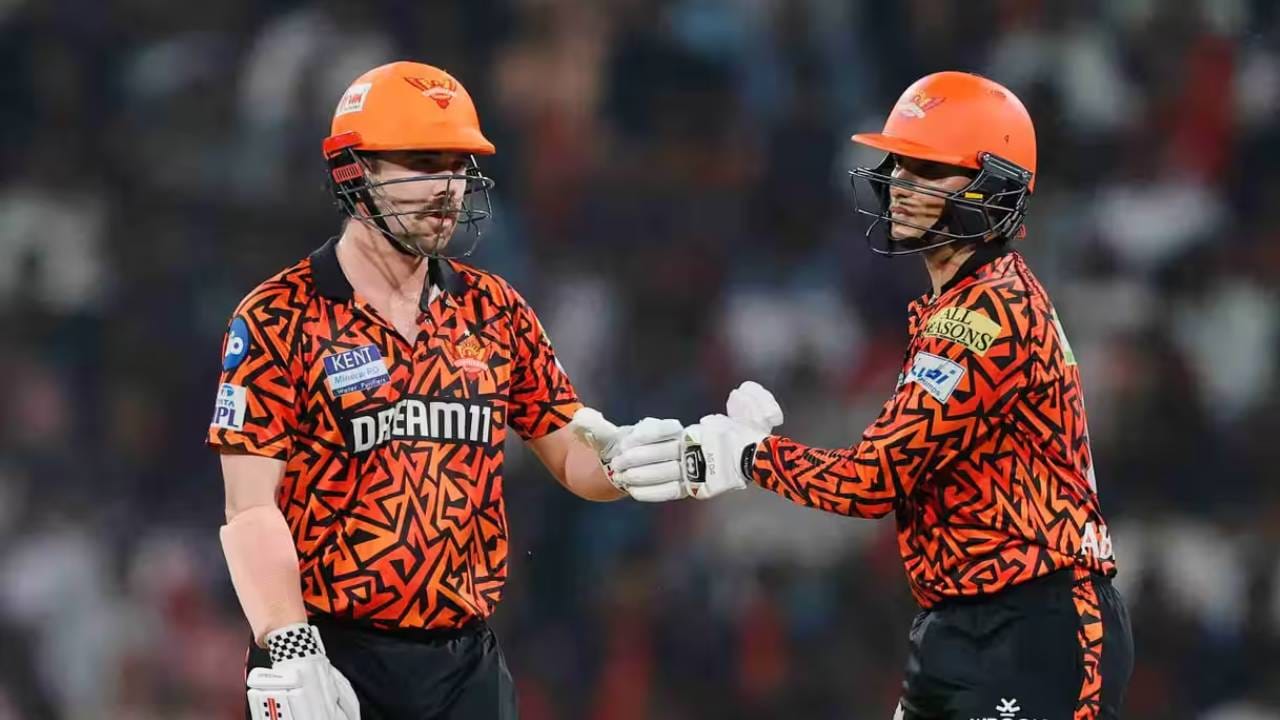 अभिषेक शर्माला कर्णधार म्हणून नियुक्त करण्याचे मुख्य कारण म्हणजे भारतीय क्रिकेटमध्ये त्याची वाढती प्रतिष्ठा आणि लोकप्रियता. अभिषेक शर्माला आता आयपीएल आणि आंतरराष्ट्रीय क्रिकेटमध्ये बराच अनुभव आहे. त्यामुळे संघाचे नेतृत्व करण्यास तयार आहे. (Photo- BCCI/IPL)