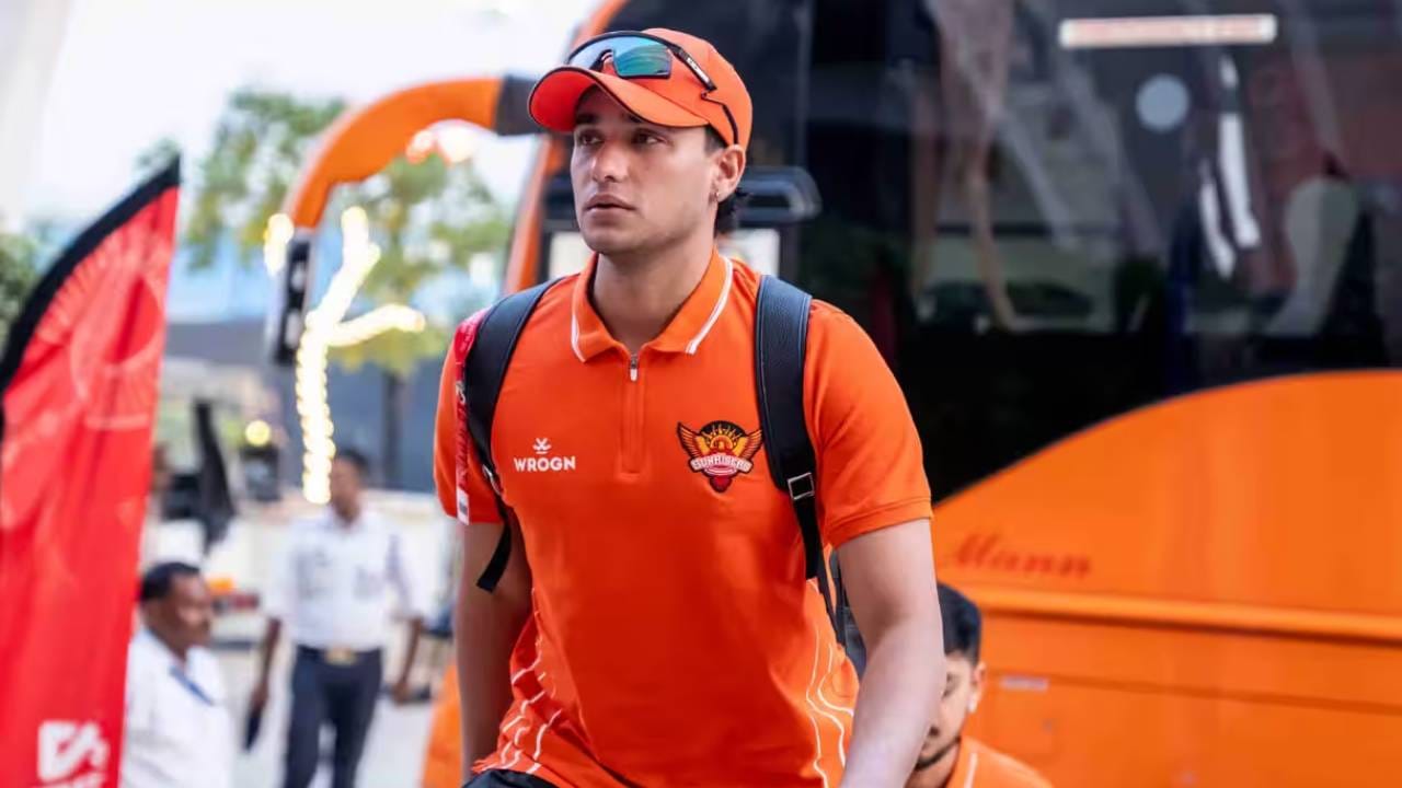 पॅट कमिन्स पूर्णपणे बरा झालेला नाही आणि वैद्यकीय टीमकडून मंजुरी मिळाल्यानंतरच मैदानात परतेल. त्यामुळे 28 मार्चपासून सुरू होणाऱ्या आयपीएलच्या सुरुवातीच्या सामन्यांना खेळण्याची शक्यता कमी आहे. त्यामुळे अभिषेक शर्माकडे जबाबदारी असेल.(Photo- BCCI/IPL)