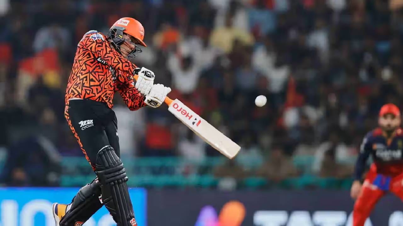 रिपोर्टनुसार, सनरायझर्स हैदराबादने कर्णधारपदाची माळ अभिषेक शर्माच्या गळ्यात टाकण्याचा निर्णय घेतला आहे. अभिषेक शर्माकडे पॅट कमिन्सच्या गैरहजेरीत कर्णधारपदाची सूत्र असतील. पॅट कमिन्स संघात परतल्यानंतर त्याच्याकडे सूत्र जातील. (Photo- BCCI/IPL)