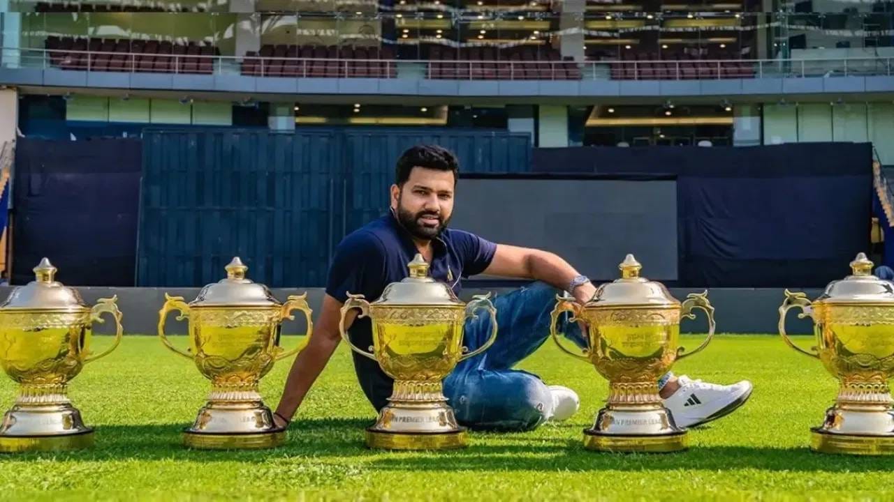 रोहित शर्माने सर्वाधिक आयपीएल फायनल जिंकल्या आहेत. रोहित शर्माने सहा वेळा फायनल खेळून प्रत्येक वेळी विजय मिळवला आहे. रोहित शर्मा आयपीएल फायनलच्या इतिहासातील सर्वाधिक अपराजित खेळाडू आहे. रोहितने मुंबई इंडियन्सकडून पाच वेळा आणि डेक्कन चार्जर्सकडून एकदा आयपीएल फायनल खेळली आहे.