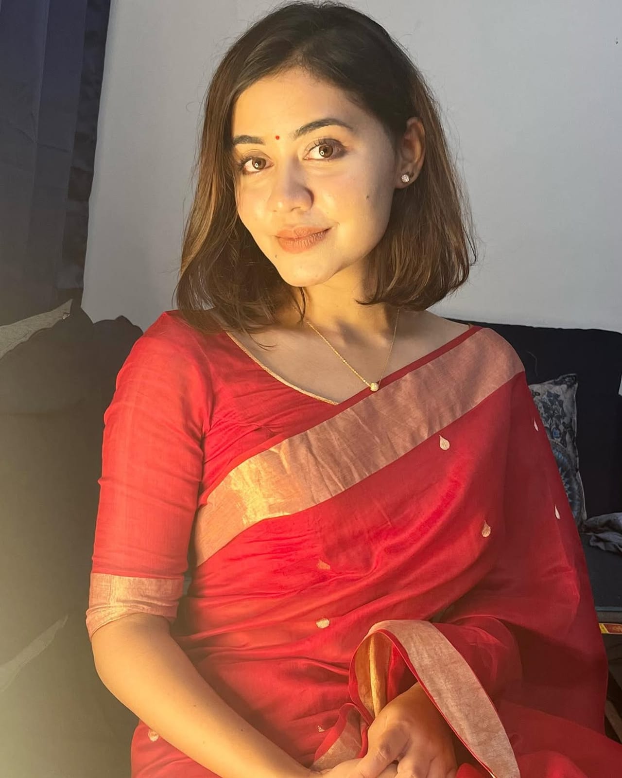 प्रत्येकालाच सरकारी नोकरी हवी असते. त्यातही क्लास वनचा दर्जा असलेल्या आयएएस आणि आयपीएस या नोकरीची भुरळ तर प्रत्येक तरुणाला आयुष्यात एकदातरी पडतेच. यूपीएससीचा अभ्यास करून तुम्हाला ही नोकरी मिळवता येते. आजघडीला अनेक तरुण-तरुणींनी खूपच कमी वयात ही कटीण परीक्षा उत्तीर्ण करून आयपीएस आयएएस होण्याचं स्वप्न पूर्ण केलेलं आहे. 