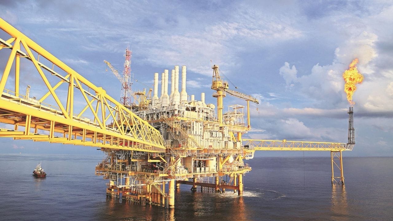 ऐतिहासिक दृष्टिकोनातून पाहिल्यास आसाम हे भारतातील सर्वात जुने आणि प्रमुख तेल उत्पादक राज्य आहे. १८८९ मध्ये देशातील पहिली तेल विहीर आसाममधील दिगबोई येथे खोदण्यात आली होती.