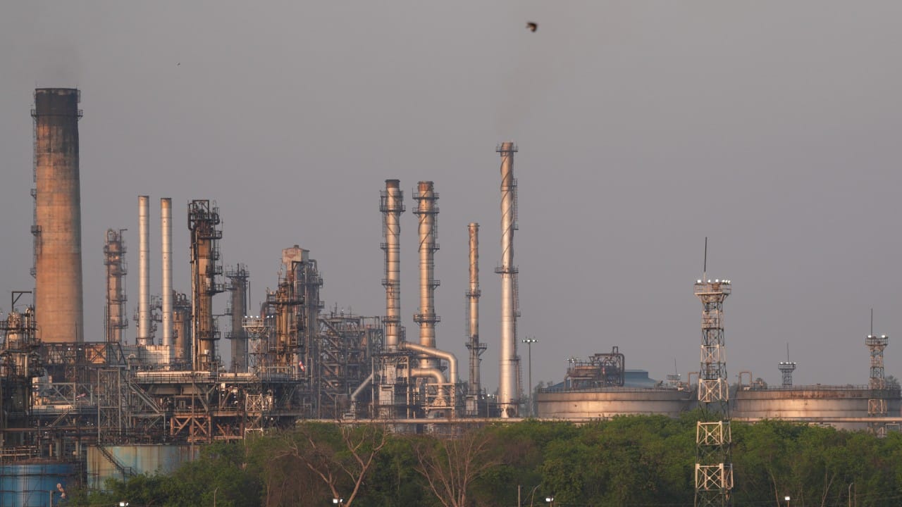 जरी तेल एखाद्या विशिष्ट राज्याच्या हद्दीत किंवा खाजगी जमिनीत सापडले, तरी त्यावर राज्य सरकार किंवा जमीनमालकाचा कोणताही कायदेशीर हक्क नसतो. या संसाधनांच्या उत्खननाचे आणि वितरणाचे सर्व अधिकार केंद्र सरकारकडे राखीव असतात.