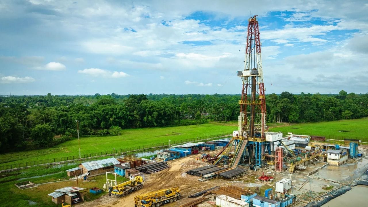 भारतीय कायद्यानुसार आणि घटनात्मक तरतुदींनुसार, देशाच्या भूभागात किंवा प्रादेशिक जलक्षेत्रात (Territorial Waters) आढळणाऱ्या सर्व नैसर्गिक संसाधनांवर, विशेषतः पेट्रोलियमवर केवळ केंद्र सरकारची मालकी असते.