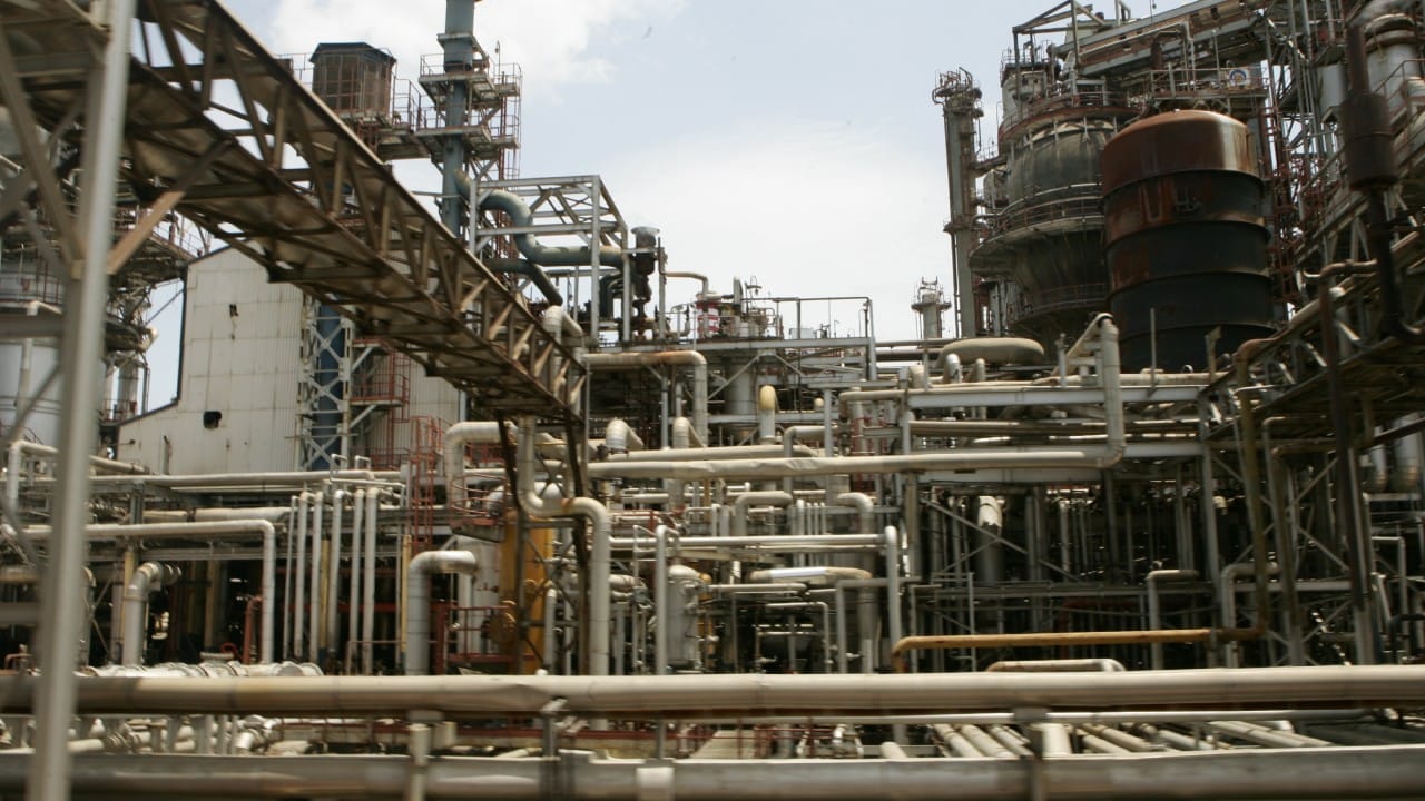 पण भारतात सर्वात जास्त तेल विहिरी नेमक्या कुठे आहेत? आणि जमिनीतून निघणाऱ्या या तेलाचा खरा मालक कोण असतो? असा प्रश्न आपल्याला कायमच पडलेला असतो. आज आपण याचे उत्तरे जाणून घेऊया.