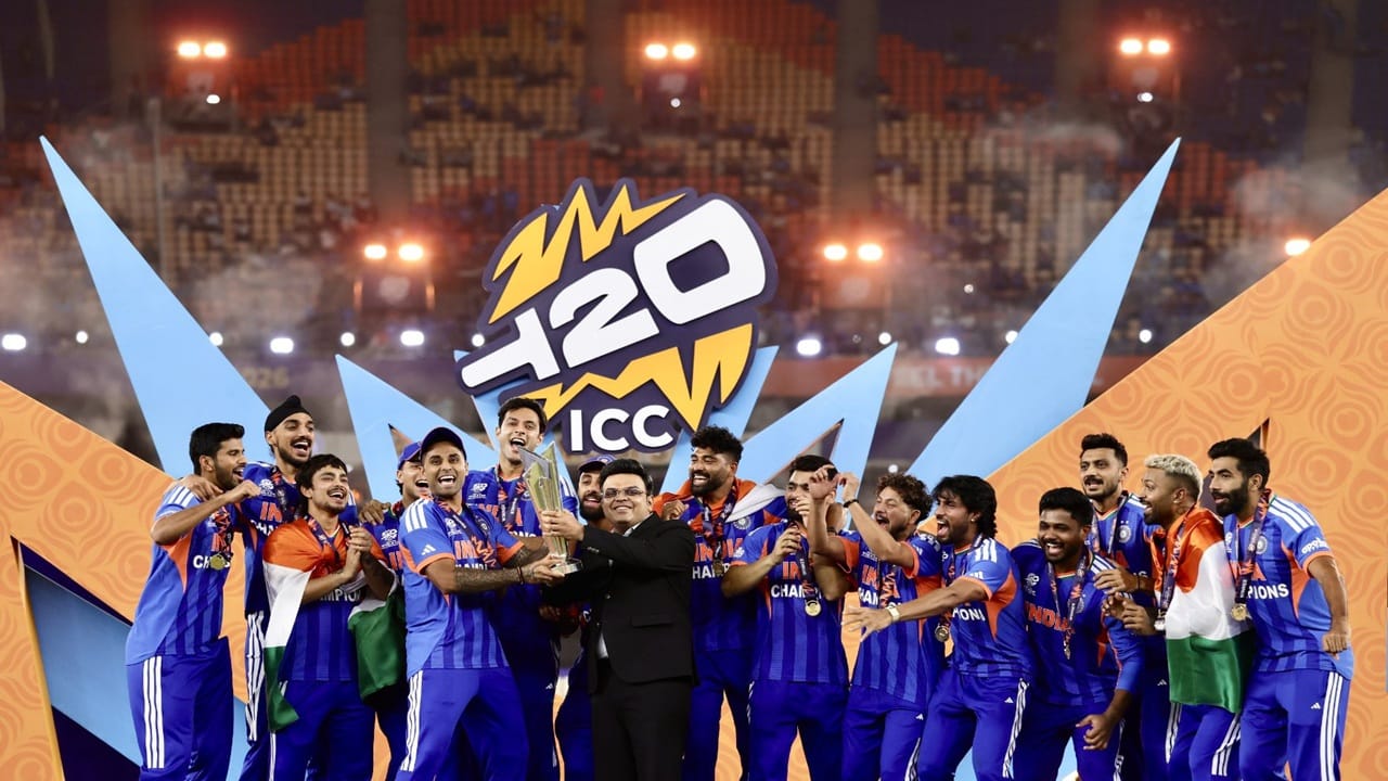 टीम इंडियाने 8 मार्चला अहमदाबादमधील नरेंद्र मोदी स्टेडियममध्ये अंतिम सामन्यात न्यूझीलंडला पराभूत करुन आयसीसी टी 20i वर्ल्ड कप 2026 स्पर्धेच्या ट्रॉफीवर मोहोर उमटवली. टीम इंडियाने सूर्यकुमार यादव याच्या नेतृत्वात न्यूझीलंडवर 96 धावांनी मात केली. (Photo Credit : @JayShah X Account)