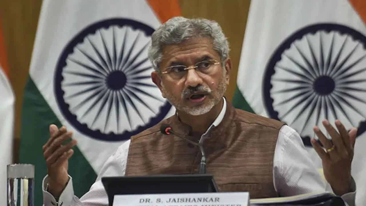  एस जयशंकर यांनी आपलं शालेय शिक्षण दिल्ली एअर फोर्स स्कूल आणि बंगळुरु मिलिट्री स्कूलमधून पूर्ण केलं. त्यानंतर त्यांनी दिल्लीच्या सेंट स्टीफन कॉलेजमधून रसायन विज्ञानाच पदवी मिळवली. जयशंकर यांनी जवाहरलाल नेहरू विश्वविद्यालयातून (जेएनयू) राजकीय विज्ञानात एम ए आणि आंतरराष्ट्रीय संबंध एम.फिल आणि पीएचडी केली. त्यांना अणू कुटनितीमध्ये तज्ज्ञ मानले जातात. 