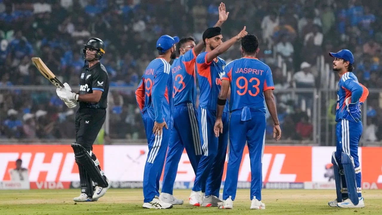 टी 20i वर्ल्ड कप स्पर्धेच्या नवव्या पर्वात (Icc T20i World Cup 2024) सर्वाधिक बक्षिस रक्कम देण्यात आली. आयसीसीने 2024 साली बक्षिस रक्कम म्हणून एकूण  103 कोटी रुपये वाटले होते. तेव्हा वर्ल्ड कप विजयी संघाला अर्थात टीम इंडियाला 2.45 मिलियन डॉलर इतकी रक्कम बक्षिस म्हणून देण्यात आली. तर उपविजेत्या दक्षिण आफ्रिकेला 1.28 मिलियन डॉलर इतकी रक्कम बक्षिस म्हणून देण्यात आली होती. (Photo Credit : PTI)